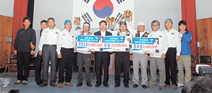 ▲제9회 울릉도컵 벵에돔 전국 프로 아마추어 바다낚시대회 패막식에서 입상자들이 기념촬영을 하고 있다.