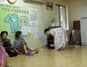차례대로 아파트 경로당, 주택가 경로당, 시골 경로당의 모습. 아파트 경로당의 좋은 시설과 넓은 공간이 시골 경로당과 대비된다.