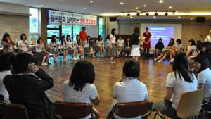 지난달 9일부터 3일 동안 경북여자정보고가 마련한 취업캠프에서 학생들이 영어면접교육을 받고 있다.
