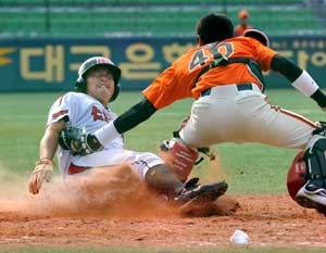 6일 오후 대구시민야구장에서 열린 제31회 대붕기 전국고교야구대회 첫날 인천고와 북일고의 경기에서 5회초 무사 1, 3루 때 인천고 한정우의 내야 땅볼로 3루 주자 김훈영(왼쪽)이 홈으로 쇄도했으나 태그아웃되고 있다. 성일권기자 sungig@msnet.co.kr
