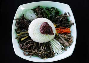울릉도 산나물비빔밥. 참기름에 볶은 다채로운 산나물이 따스한 쌀밥에 고추장으로 맛있게 비벼진다.