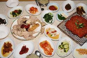 청송 달기 한방백숙. 알싸한 달기약수로 삶아 낸 닭백숙이 황기·인삼·대추 등과 어우러져 토종닭 특유의 맛을 낸다.