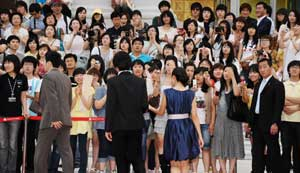 대구국제뮤지컬페스티벌 폐막식에서 배우들이 입장 전 팬들의 열렬한 환호에 답하고 있다. 정운철기자 woon@msnet.co.kr