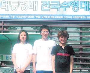▲28회 대통령배 전국수영대회에서 자유형 2관왕에 오른 정다운(가운데·칠곡 약동초등 6년)군과 동생 다빈(오른쪽·4년)군, 최숙현(5년)양. 약동초등학교 제공