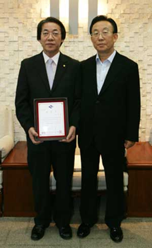 군위군 홍연백(왼쪽) 기획감사실장이 7일 경북도청에서 김관용 경북도지사로부터 조기집행 최우수기관 표창과 상사업비 1억원을 받았다.