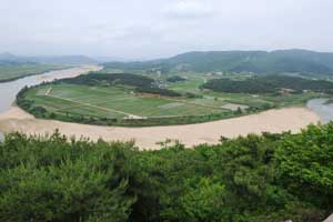 경천대 전망대에서 바라본 상주의 낙동강은 드넓고 힘차고 우아하다. 상주의 낙동강은 더넓은 흰 모래사장, 깊고 푸른 물과 습지, 수려한 주변 자연 환경을 가져 낙동강에서 드물게 그 옛날의 모습을 그대로 간직하고 있다.