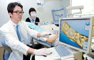 ▲세렉 시스템(cerec system)은 치과에 한 번만 가면 빠르고 정확한 보철치료를 받을 수 있는 장점이 있다. 대구예치과 주상돈 원장이 환자에게 세렉 시스템에 대해 설명하고 있다.