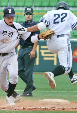 9일 대구시민야구장에서 열린 제31회 대붕기 전국고교야구 대회 16강전 경북고와 부경고의 경기에서 5회초 2사 만루 때 경북고의 전형근(오른쪽)이 3루 땅불을 친후 1루로 전력 질주하다 부경고 1루수와 부딪히면서 유니폼을 잡아 당기고 있다. 성일권기자 sungig@msnet.co.kr