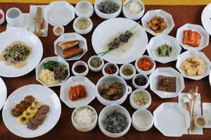 우리 조상들의 슬기가 담겨있는 정갈한 상차림이 다양하고 풍성하다.