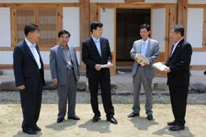 고익환(사진 가운데) 대구대 교수, 나병선(오른쪽 두번째) 경북도 인재양성과장, 정무호(맨 오른쪽) 계장, 김완섭(왼쪽 두번째) 영양군 부군수, 김창동(맨 왼쪽) 과장 등이 음식디미방 요리 체험을 한 뒤 품평회를 갖고 있다.