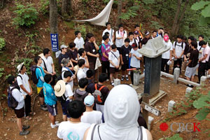 제2회 전국 가톨릭신학생 전국모임 참가자들이 도보성지순례 도중 미리내성지 인근 삼덕고개에서 김대건 신부의 편지를 낭독하고 있다.