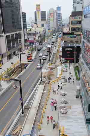 12일 오후 대중교통전용지구(대구역∼반월당네거리 1.05㎞) 조성사업이 올 11월 완공을 앞두고 막바지 공사가 한창이다. 정운철기자 woon@msnet.co.kr