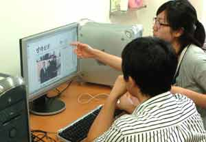 영남대 학생기사들이 컴퓨터로 조판작업을 하고 있다.