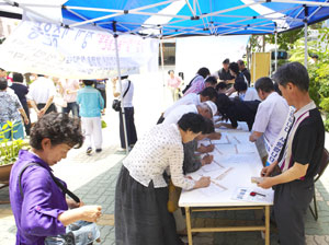 ▲6월28일 대구시 중구 대안성당에서 열린 장기기증 행사에 신자들이 모여 서명을 하고 있다. 이날 하루에만 173명이 장기기증 신청서에 서명했다. 대안성당 사회복지회 제공