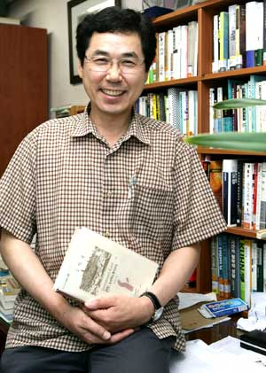 경북대 윤리교육과 문성학 교수는 독립적인 인격체로 아이를 키우기 위해서는 충분히 