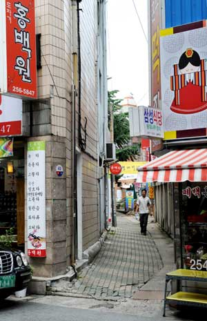 진골목은 대구 도심의 명소로 꼽히지만 입구가 너무 폐쇄적이고 상징성이 없어 대구 사람들조차 찾기 어렵게 만든다.