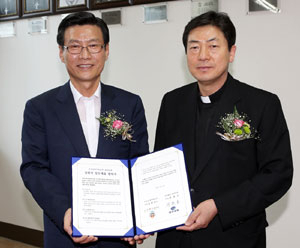 대구은행은 천주교 대구대교구와 원로 사제 연기금을 대구은행이 독점 운용·관리하기로 하는 전략적 업무제휴 협약식을 가졌다. 사진 오른쪽이 천주교 대구대교구 총대리 조환길 보좌주교, 왼쪽은 하춘수 대구은행장. 대구은행 제공