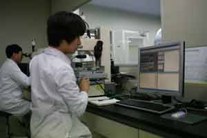 치과 임플란트 관련 28건의 국내외 특허와 FDA·CE(유럽연합 통합규격) 인증, 각종 ISO 규격 인증을 받은 메가젠임플란트가 임플란트 관련 지식경제부 주관 국책사업자자로 선정돼 괄목할만한 성장이 기대된다. 연구실의 개발 모습. 메가젠임플란트 제공