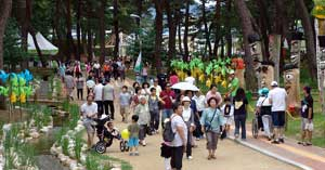 사진2-관람객들이 엑스포 행사장 곳곳을 거닐며 관람을 하고 있다.