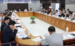 대구시교육청은 28일 오전 대구교육발전협의회(위원장 김태완 계명대 교수)를 열고 학교운동장 체력단련 기구 설치 등 대구교육발전과제를 선정했다. 대구시교육청 제공