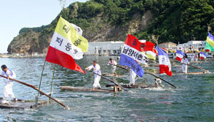 울릉도·독도에서는 8월 한 달 동안 풍성한 축제가 곳곳에서 열린다. 사진은 지난해 오징어축제 전통 뗏배 경주대회.