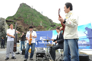30일 오전 (사)해양문화재단(이사장 최낙정)이 주관한 독도문화탐방 행사에 이희재 안동대 총장을 비롯한 전국 대학총장 20명과 진행 요원 등 50여명이 독도를 찾아 영토수호를 다짐하고, 정일근 시인의 
