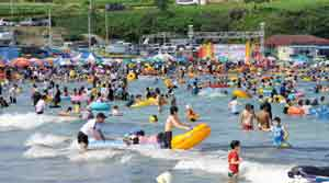 #포항 구룡포해수욕장-본격적인 피서가 시작됐다. 2일 오후 포항 구룡포 해수욕장을 비롯해 동해안 각 해수욕장에는 많은 피서객이 찾아와 물놀이를 즐기며 무더위를 식히고 있다. 성일권기자 sungig@msnet.co.kr