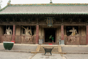 세계문화유산 수앙린스(雙林寺): 세계문화유산인 수앙린스는 인접한 핑야오고성과 달리 평소에는 찾아오는 관광객이 뜸해서 고적하다. 비내리는 수앙린스 본전이다. 중국의 불교사찰에는 대웅전이 없다.
