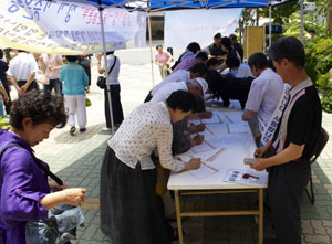 사진-People are signing the organ donation contract at Jung-gu Dae-an Catholic Church on June 28.