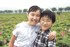 ▲연재(왼쪽), 상윤 남매.