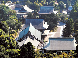 ▲뒷산에서 내려다본 겐초지(建長寺). 일본 첫 번째 선종 사찰인 만큼 그 권위와 명성을 자랑한다. 사찰 건물은 에도시대에 중건됐다.