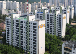 주춤했던 아파트 리모델링 사업이 부동산 시장 회복세로 다시 관심을 끌고 있다. 시공사 선정까지 끝낸 뒤 사업이 답보 상태를 보여왔지만 다시 리모델링 사업 추진에 나선 수성구 범어동 경남타운.