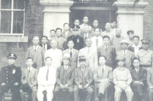 1949년 6월 1일 서울 중화민국 총영사관의 허총 영사가 대구를 방문했을 때 찍은 사진. 앞에서 두 번째 줄 제일 왼쪽이 모문금씨다.