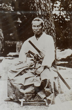 28세 때(1868년)의 이토. 칼 차고 앉아있는 모습이 전형적인 사무라이지만 검술을 제대로 배운 적은 없다.