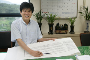 90년 전 한 독립운동가의 업적이 손자에 의해 재조명됐다. 대구경찰청 김수희 수사과장이 파리장서에 적힌 조부의 서명을 가리키고 있다.
