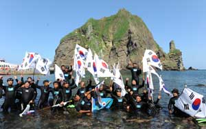 해군 예비역 대원들이 독도에 상륙 직전, 동도 접안장 옆에서 대한민국 만세 삼창을 하고 있다. 독도·전충진기자 cjjeon@msnet.co.kr