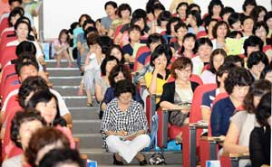 2010학년도 대학입시 수시모집을 앞두고 11일 대구시교육청이 마련한 입시설명회에서 학부모들이 강의에 귀를 기울이고 있다. 정운철기자 woon@msnet.co.kr