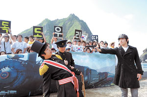 독도아카데미 학생들이 독도 접안장에서 안중근 의사의 이토 히로부미 저격 장면 퍼포먼스를 재연하고 있다. 독도·전충진기자 cjjeon@msnet.co.kr