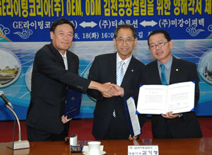 LED조명분야 기술개발에 상호협력한다는 내용의 양해각서에 서명한 ㈜티솔루션 이홍 대표, GE라이팅코리아 김기정 대표, ㈜미강이피텍 강주열 대표(왼쪽부터).