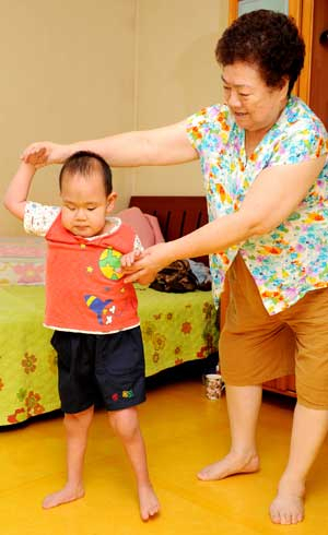 성장호르몬이 제대로 분비되지 않아 열한살인데도 아직 대여섯살 체구인 강연이는 여러 가지 장애를 안고 있다. 할머니는 수술과 치료가 시급한 강연이의 상황을 알면서도 대책을 찾지 못해 속을 태우고 있다. 이채근기자 mincho@msnet.co.kr