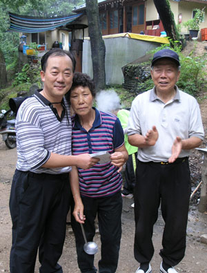 오동석(사진 왼쪽) 예천경찰서장이 퇴직 공무원들과 지역 어르신들로 구성된 배드민턴 동호회원들과 아침 운동을 한 후 격려금을 전달했다.