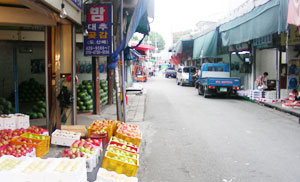 북구 칠성동 대구능금시장. 예년 같으면 도소매 차량과 손님들로 북새통을 이뤄야 할 때이지만 골목마다 과일을 사는 손님의 발걸음이 끊겨 한적하기만 하다. 김동석기자