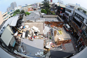 19일 대구 중구 공평동의 한 상가 건물이 붕괴돼 건축자재들이 어지럽게 흩어져 있다. 다행히 인명피해는 없었다. 정운철기자 woon@msnet.co.kr