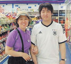▲어머니 윤정희, 아들 김재원씨가 20일 대구가톨릭대 대학원 아동학과에서 박사와 석사 학위를 받았다.