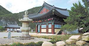 군위군 고로면 화산 기슭에 자리한 인각사는 보각국사 일연이 고려 충렬왕 때 78세의 나이에 노모를 봉양하며 삼국유사를 비롯한 수많은 불교서적을 저술했다는 천년 고찰이다. 바로 군위가 삼국유사의 산실, 삼국유사의 고장임을 인각사가 말하고 있다.