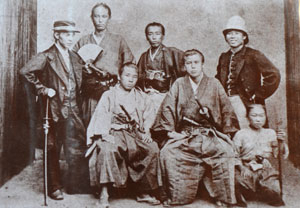 메이지 유신 1년 전인 1867년 조슈번 무사들. 뒷줄 맨오른쪽에 서양 군복을 입고 웃고 있는 인물이 이토 히로부미(26세때), 앞쪽 가운데 앉아있는 인물이 메이지유신 3걸 중 한명인 기도 다카요시(木戶孝允)다. 이토는 4년 전만 해도 기도의 시종에 불과했다.