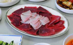 고래고기를 언 채로 회로 먹는 막찍기다. 고래고기의 원시적인 맛을 그대로 느낄 수 있는 메뉴로, 초보자보다 미식가들이 즐겨 찾는다.