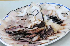 열가지의 고래고기맛을 한꺼번에 다 맛볼 수 있는 밍크 고래고기 수육이 접시 가득 담겨 있다.