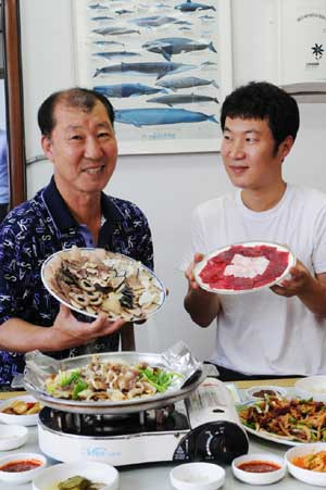 4대를 이어오는 포항 구룡포 모모식당 대표 김대원씨와 아들 언형씨가 고래고기 수육과 막찍기 접시를 들고 부위별 고래고기 맛에 대해 설명하고 있다.