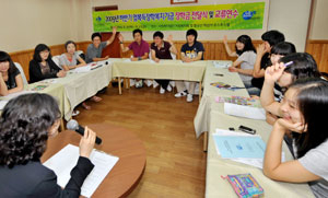 엄복득 장학복지기금 2009년 하반기 장학금 전달식 및 장학생 교류연수가 21일 대구 동구 팔공산맥섬석 유스호스텔에서 열려 참가 장학생들이 활동보고를 하고 있다. 성일권기자 sungig@msnet.co.kr